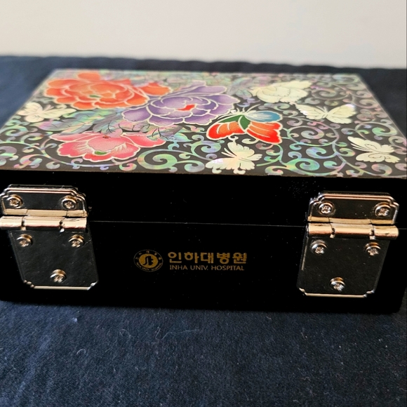 Black with Butterflies & Peony Floral Mother Of Pearl Small Keepsake,Jewelry Box - Picture 4 of 9